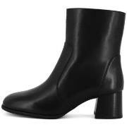 Boots Unisa -