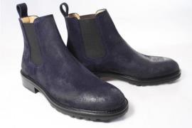 Camplin Cadogan boots gekleed