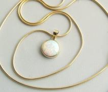 Christian Gouden collier met opaal hanger