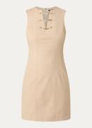 NIKKIE Kallin mini jurk met V-hals en kettingdetail