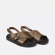 Sandalen van glad leer met gekruiste banden