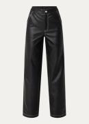 NIKKIE Hania high waist straight fit broek van imitatieleer