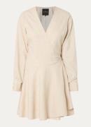 NIKKIE Kiev mini wikkeljurk met V-hals
