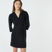 Robe courte cache-cœur, avec ceinture