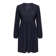 Robe courte en broderie anglaise