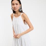 Robe longue sans manches en broderie anglaise