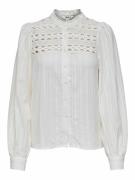Blouse col montant détail broderie